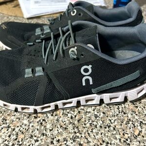 Woman’s On Cloud 5 shoes, black and white running  5 1/2
